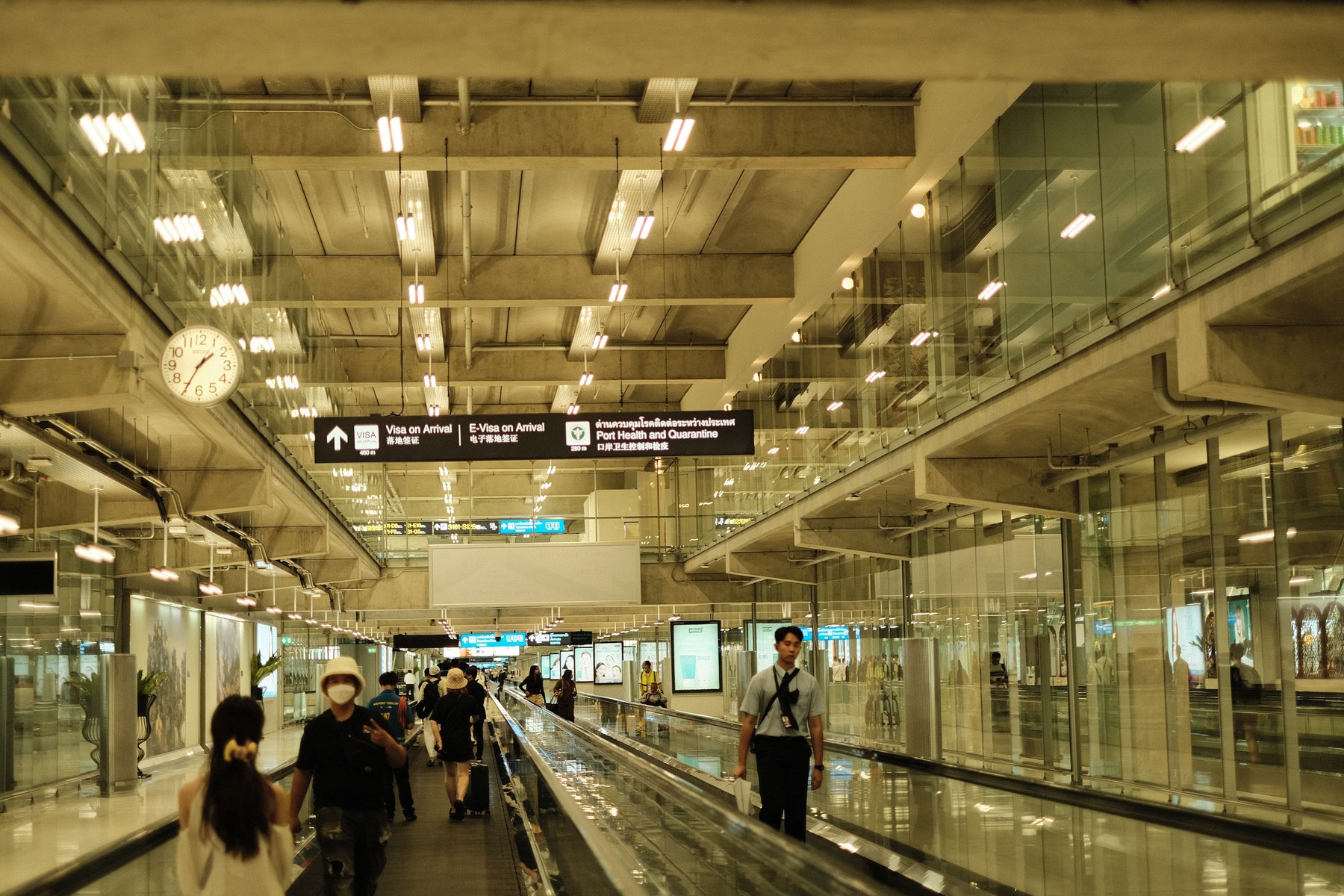 공항 터미널을 걸어가는 여행자들
