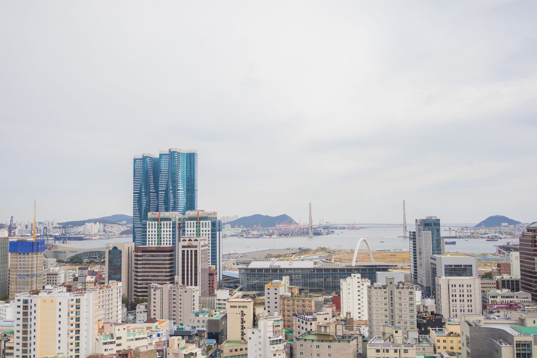 다리와 항만이 보이는 부산 도심 전경
