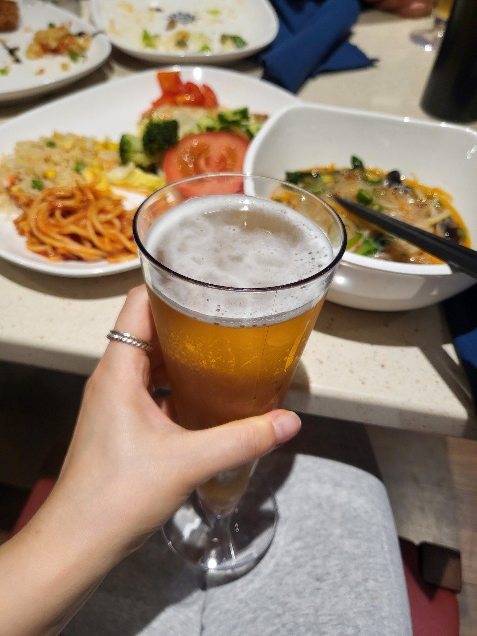 크루즈 선내 식당에서 맥주와 함께한 식사
